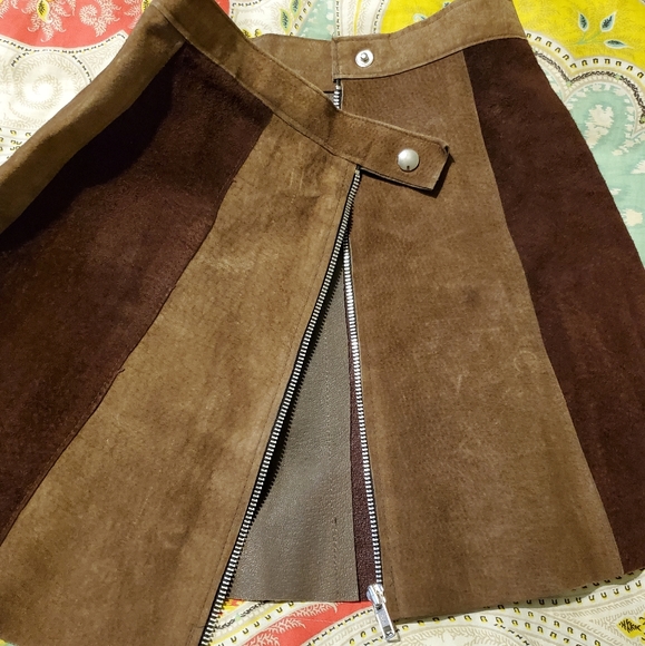Suede striped mini skirt with full zippered back - Picture 6 of 7
